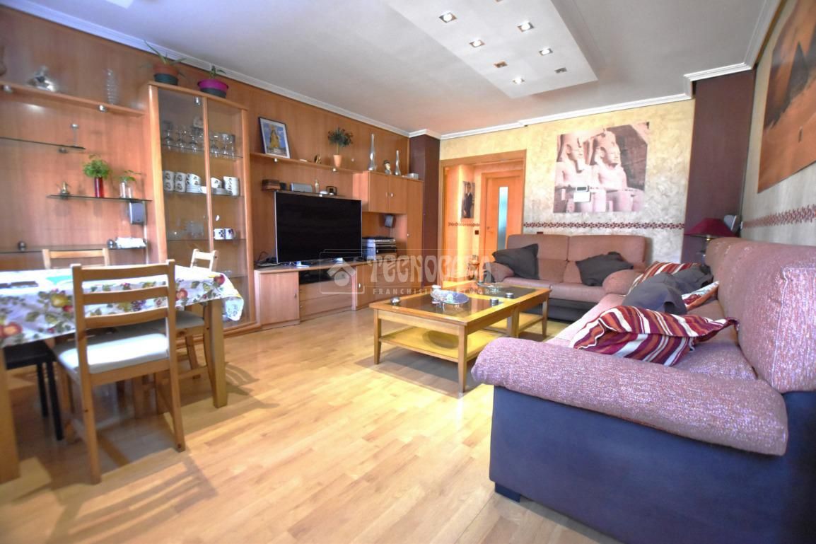 Living room of Flat for sale in Getafe  with Air Conditioner, Heating and Storage room