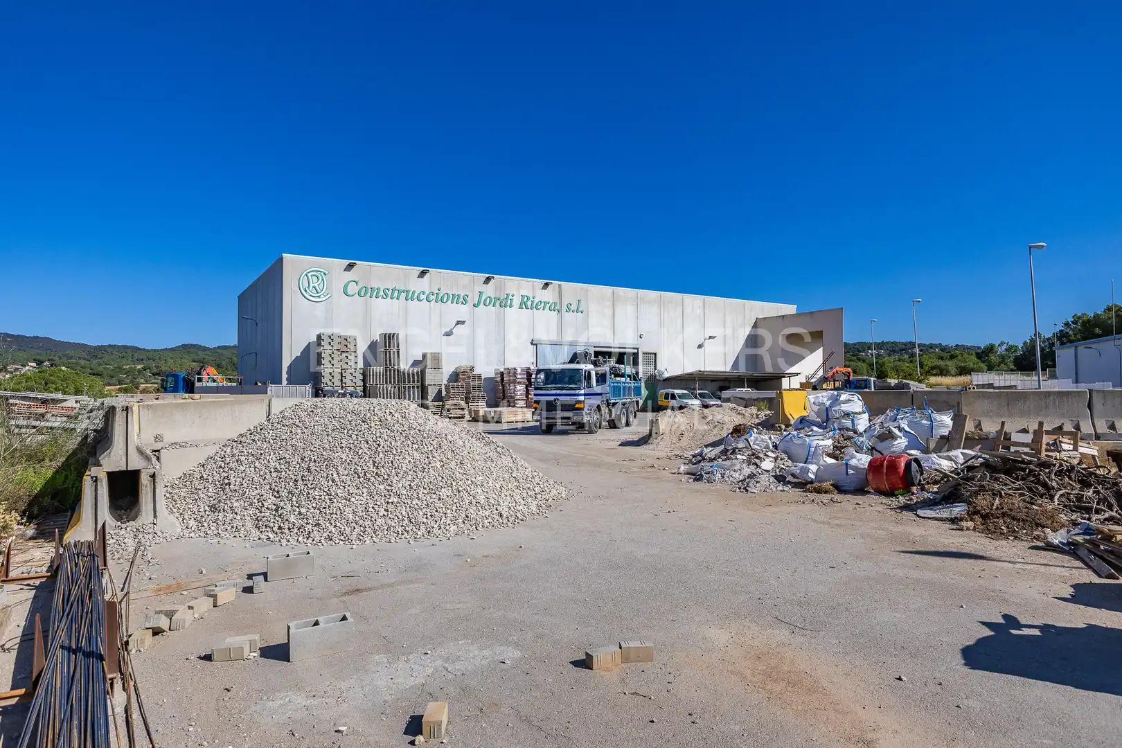 Außenansicht von Fabrikhallen zum Verkauf in Piera