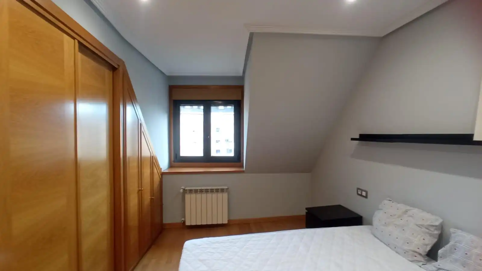 Habitación de Ático de alquiler en Oviedo  con Calefacción, Terraza y Trastero