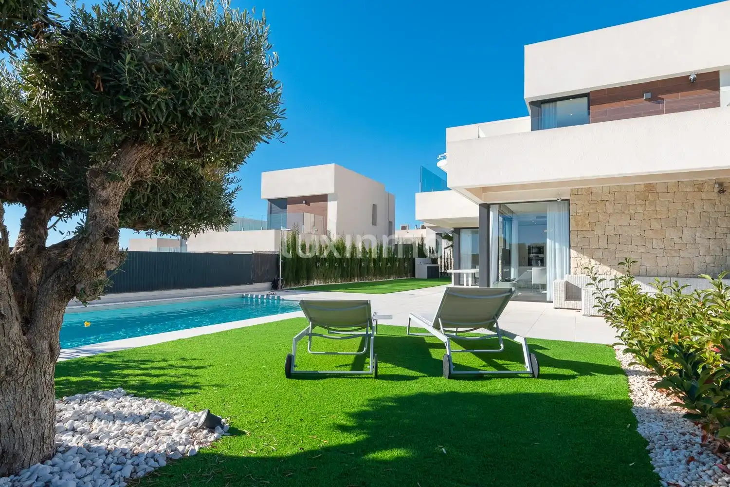 Detached house with pool for sale in Golf Bahía