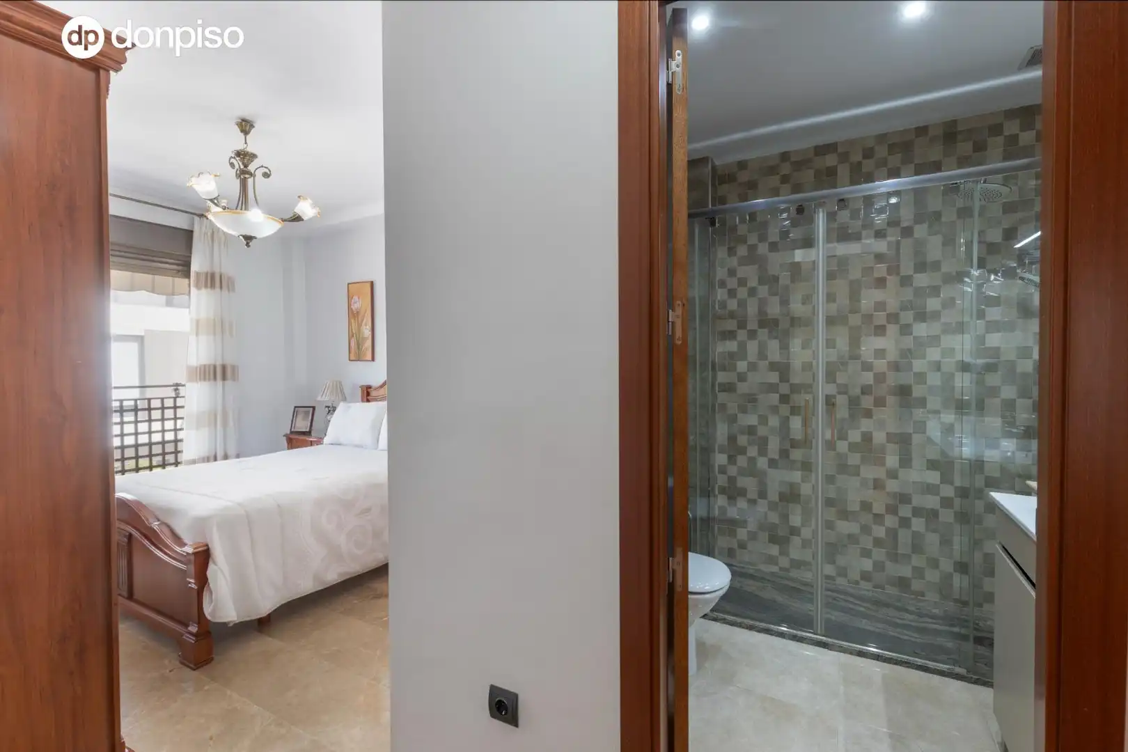 Badezimmer von Einfamilien-Reihenhaus zum Verkauf in Armilla mit Heizung
