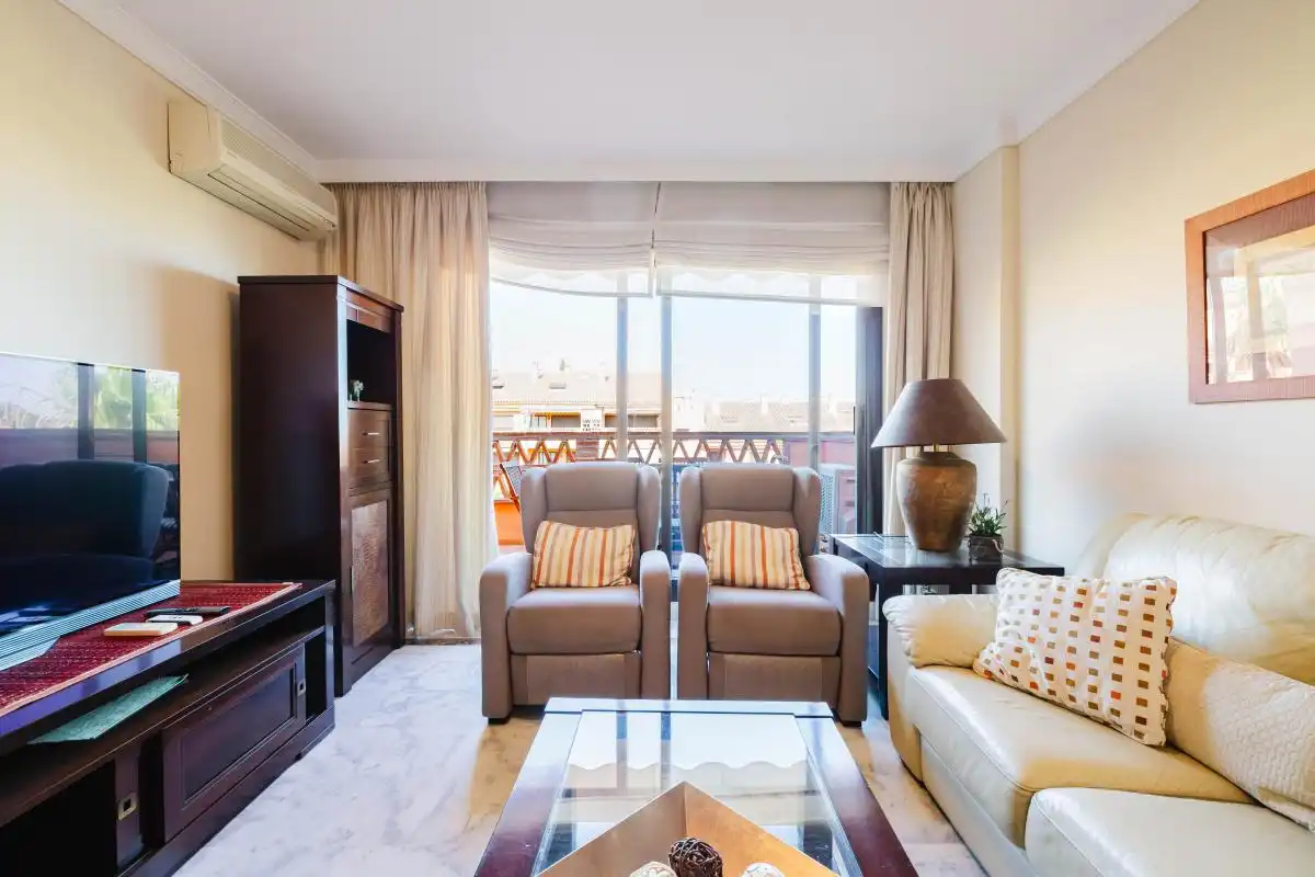 Sala d'estar de Dúplex de lloguer en Marbella amb Aire condicionat, Calefacció i Jardí privat