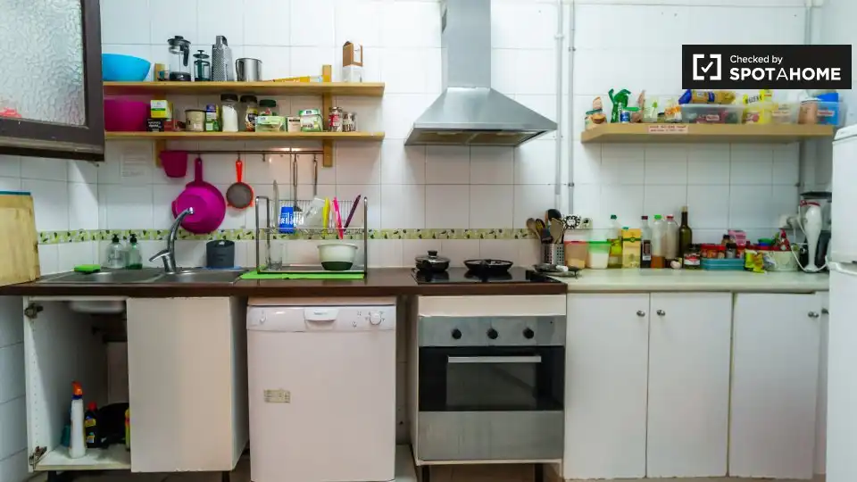Cuina de Pis de lloguer en Barcelona amb Aire condicionat, Calefacció i Moblat