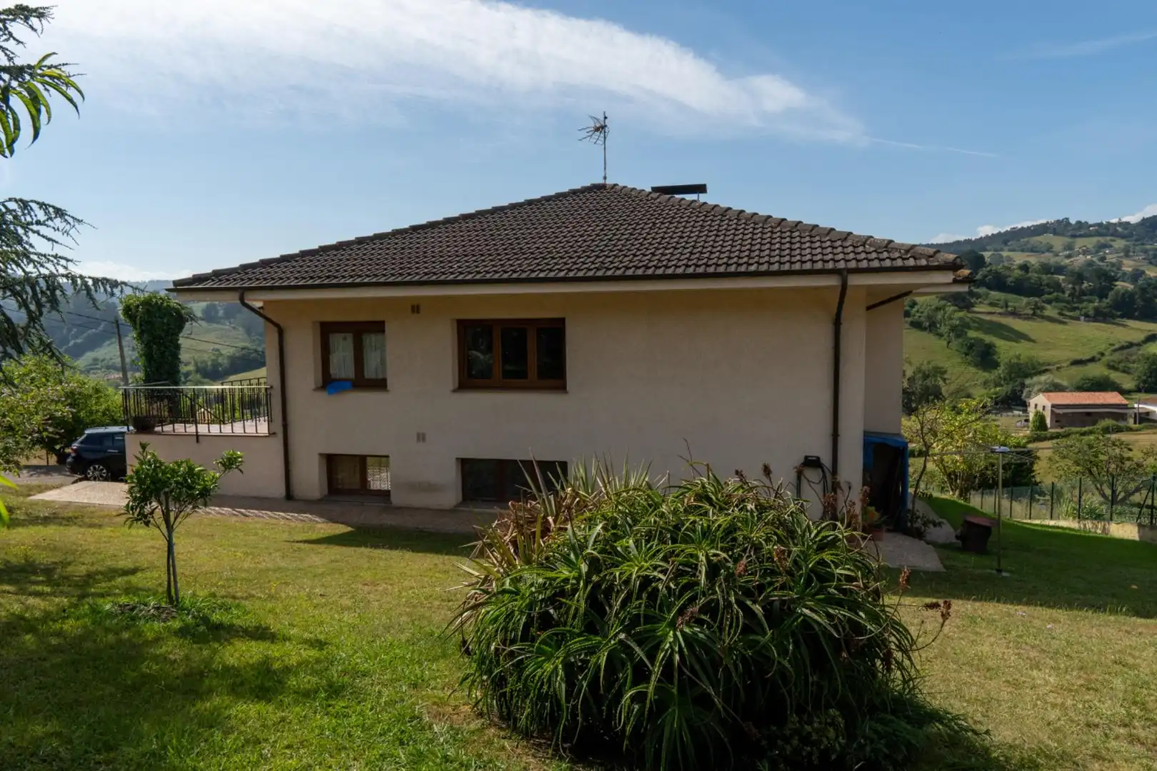 Vista exterior de Casa o xalet en venda en Gijón  amb Calefacció, Jardí privat i Terrassa