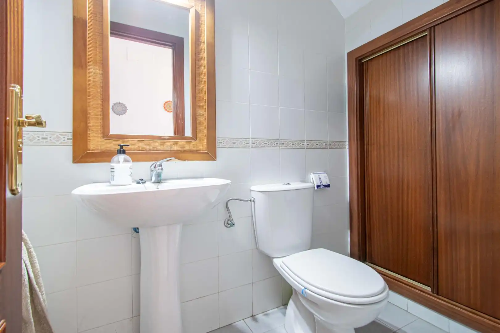 Badezimmer von Einfamilien-Reihenhaus zum Verkauf in Bormujos mit Klimaanlage und Terrasse
