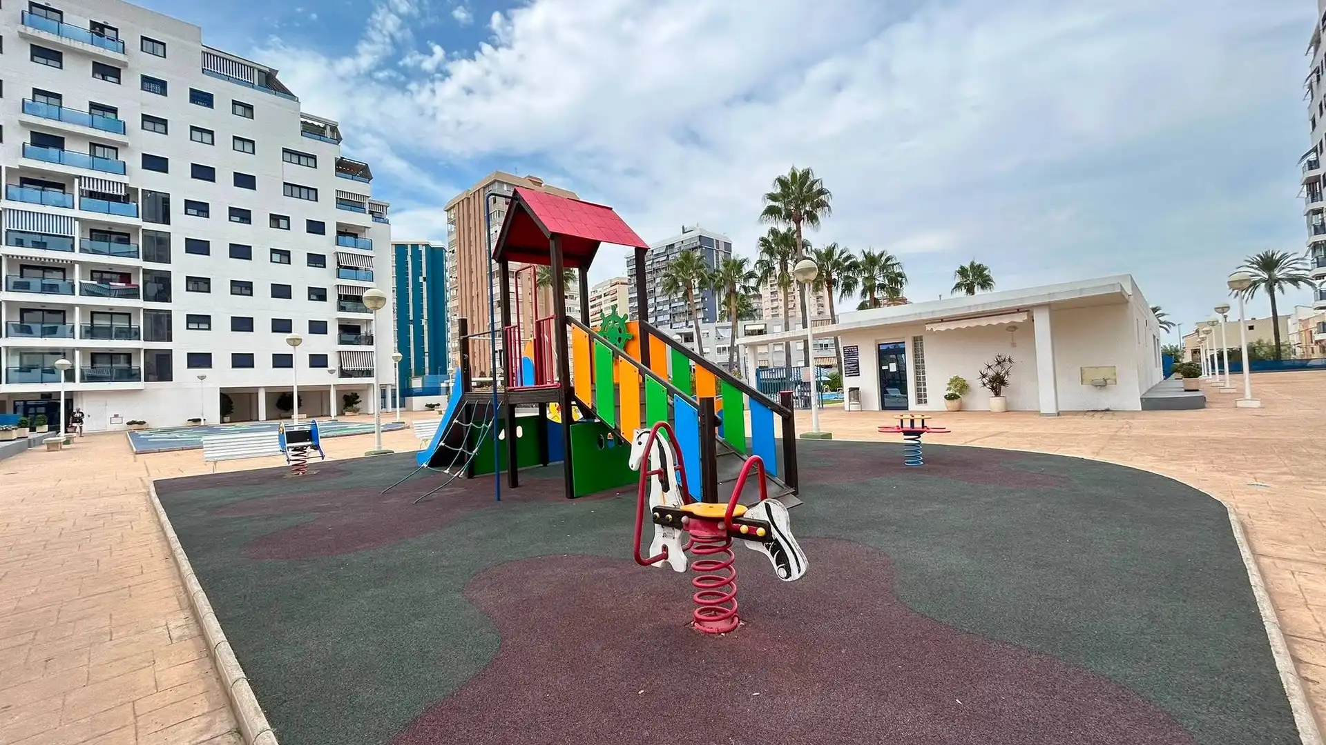 Parkplatz von Wohnungen zur Miete in La Pobla de Farnals mit Klimaanlage, Heizung und Terrasse