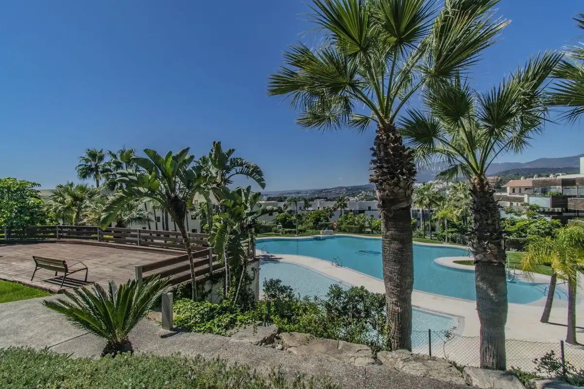 Schwimmbecken von Wohnungen zum Verkauf in Benahavís mit Klimaanlage, Heizung und Terrasse