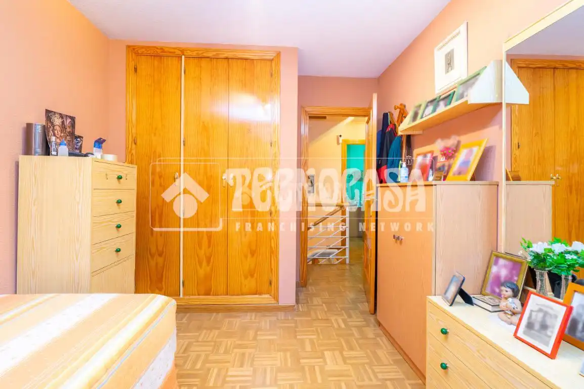 Habitación de Casa adosada en venta en Colmenar Viejo con Calefacción, Jardín privado y Terraza
