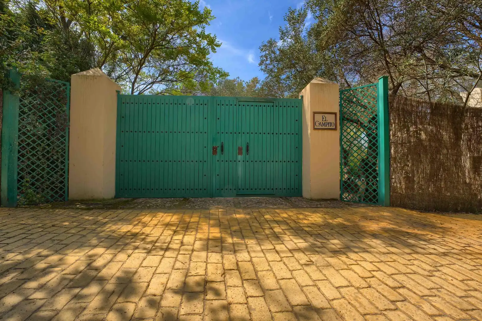 Vista exterior de Casa o xalet en venda en Sanlúcar la Mayor amb Aire condicionat, Jardí privat i Terrassa