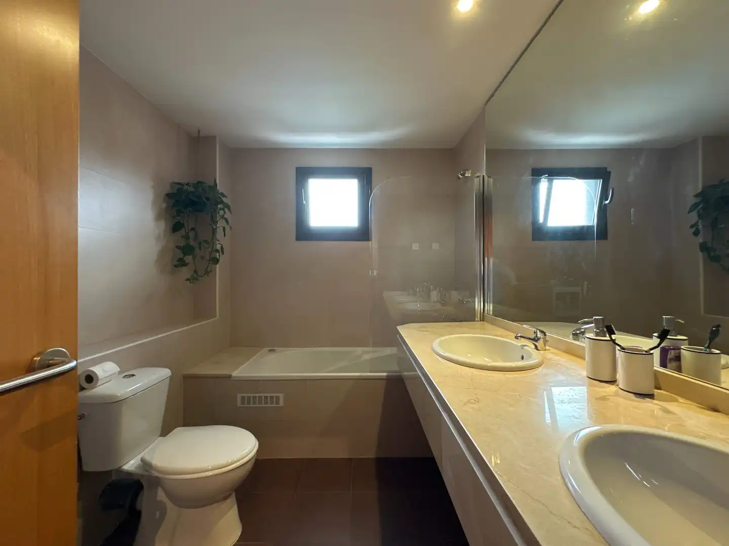 Badezimmer von Einfamilien-Reihenhaus zum Verkauf in Sant Esteve Sesrovires mit Klimaanlage, Heizung und Privatgarten