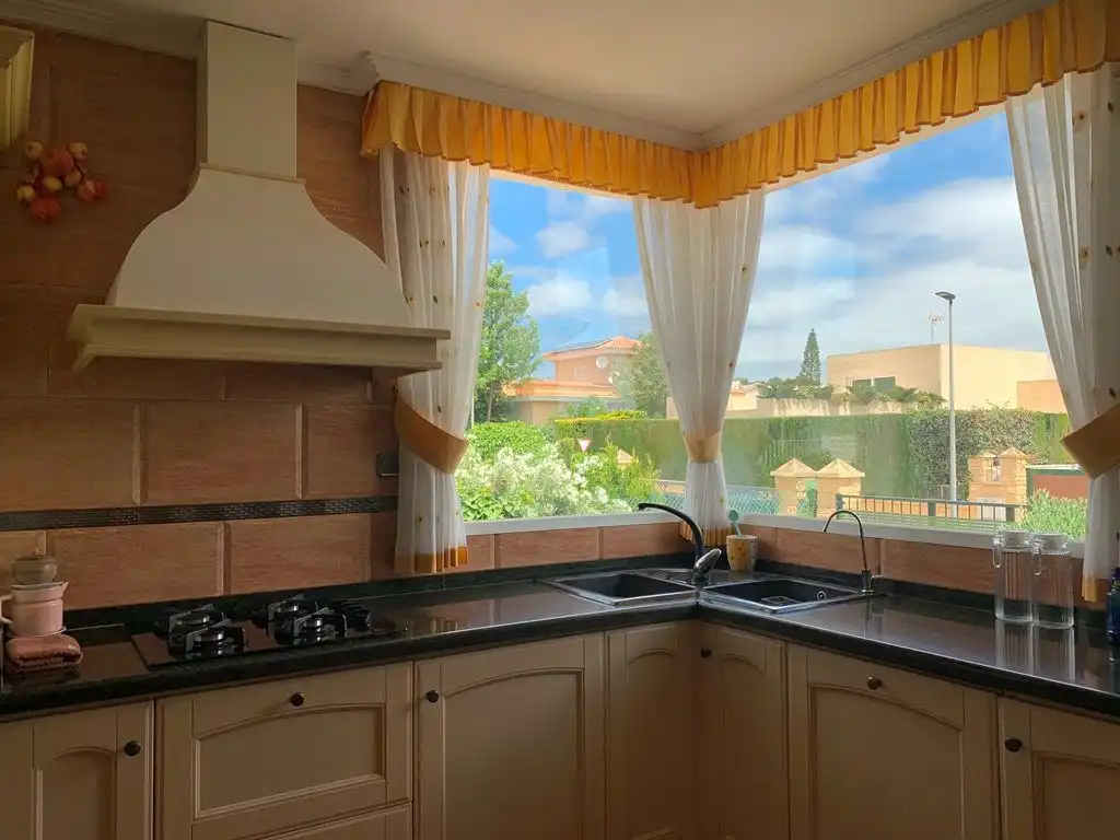 Cocina de Casa o chalet en venta en L'Alfàs del Pi con Aire acondicionado, Calefacción y Jardín privado