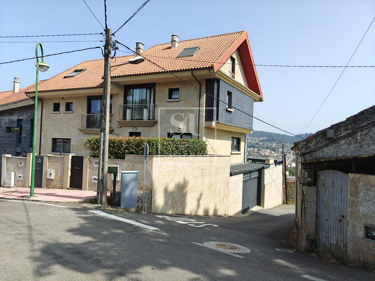 Vista exterior de Casa adosada en venda en Vigo  amb Calefacció, Jardí privat i Parquet