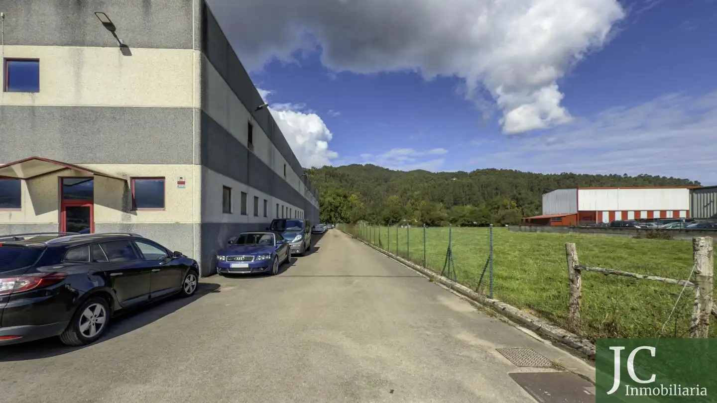 Vista exterior de Nave industrial en venta en Guriezo