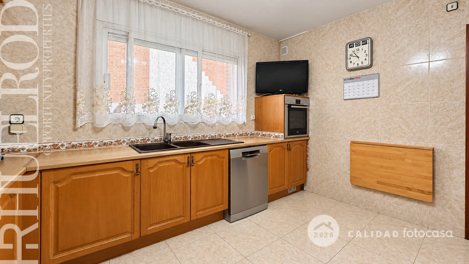 Cocina de Casa adosada en venta en Cerdanyola del Vallès con Aire acondicionado, Calefacción y Jardín privado