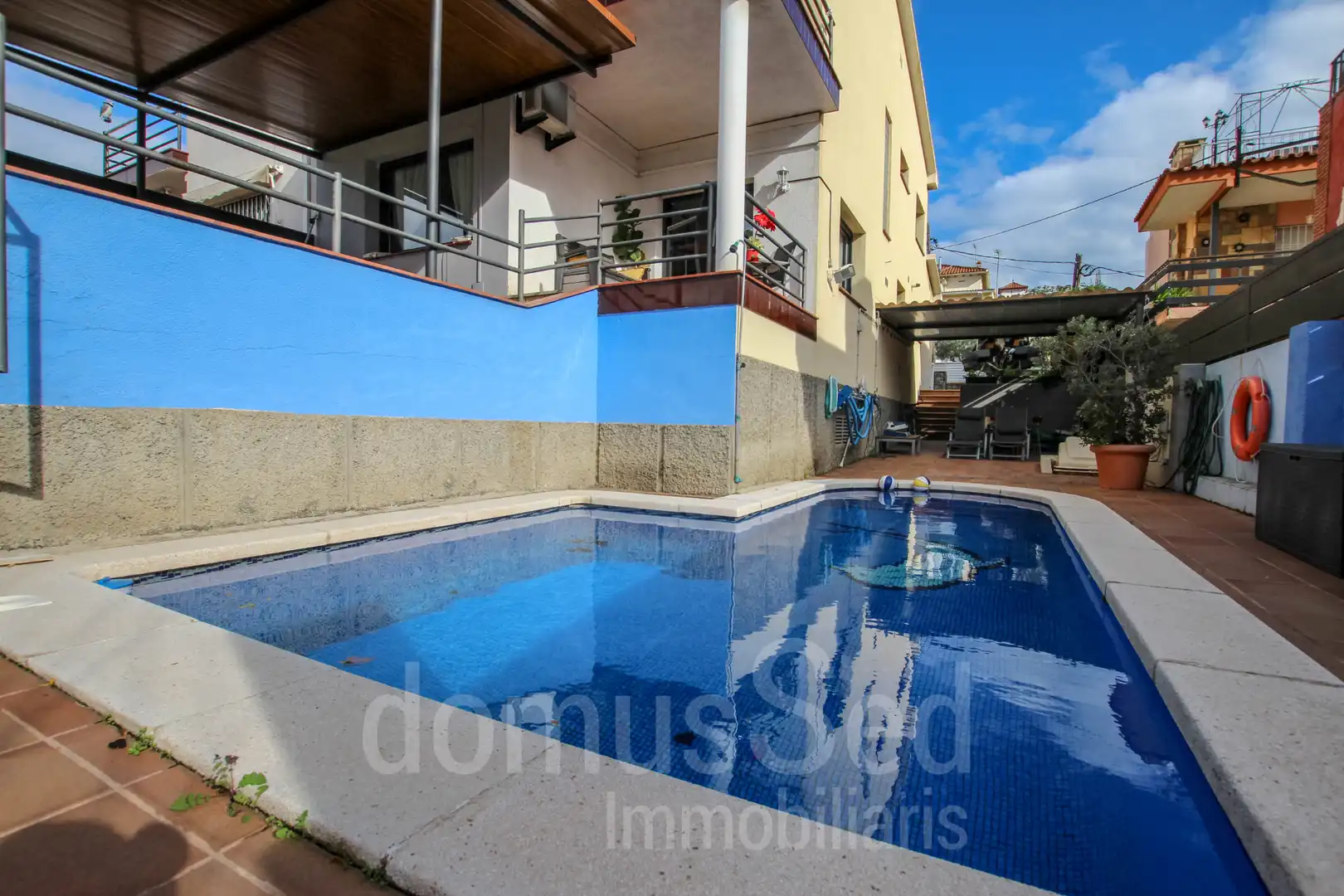 Swimming pool of Detached homes for sale in El Masnou  with Air Conditioner, Heating and Terrace