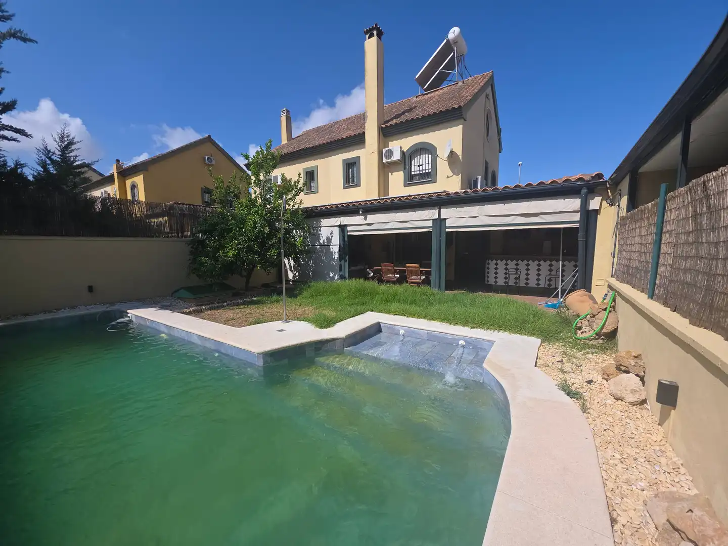 Piscina de Casa adosada en venta en Montequinto con Aire acondicionado, Calefacción y Jardín privado