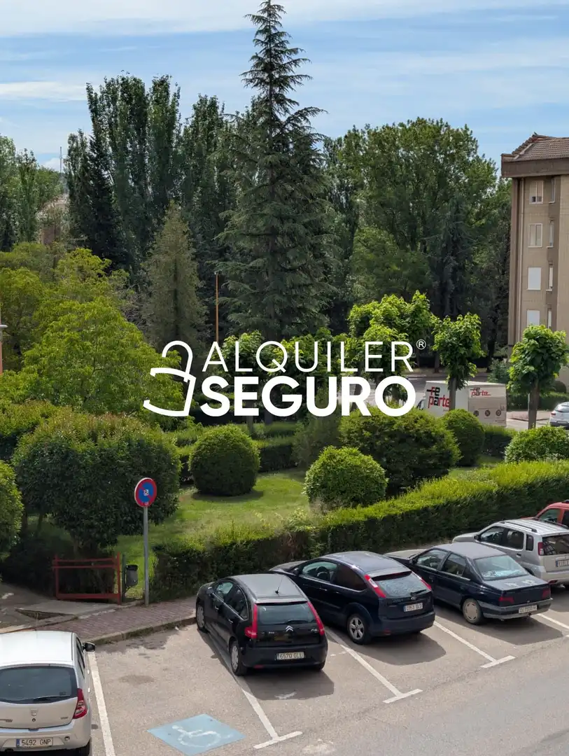 Vista exterior de Pis de lloguer en Cuenca amb Calefacció, Terrassa i Traster