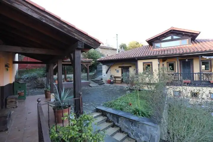 Vista exterior de Finca rústica en venda en Quirós amb Calefacció, Jardí privat i Terrassa