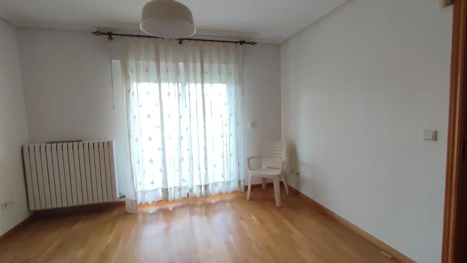 Habitación de Casa adosada de alquiler en Zaragoza con Aire acondicionado, Calefacción y Jardín privado
