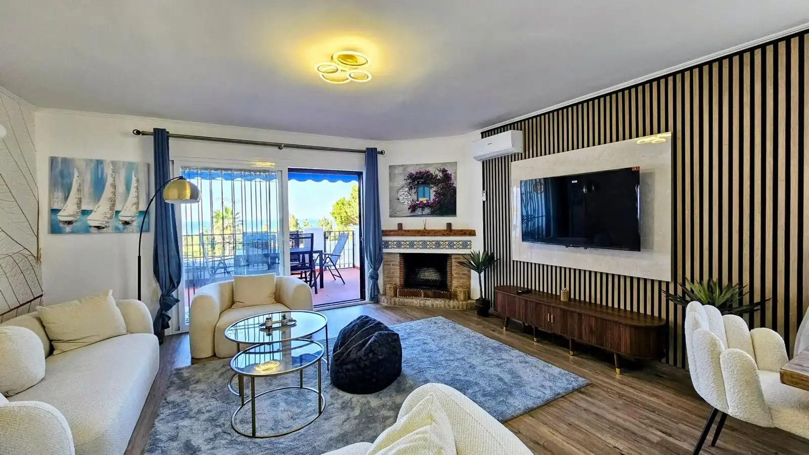 Sala de estar de Casa adosada en venta en Marbella con Aire acondicionado, Calefacción y Jardín privado