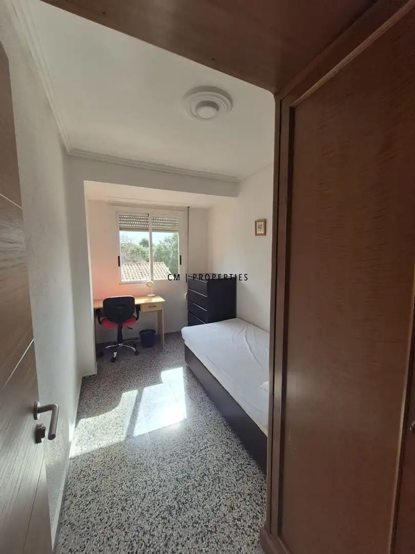Dormitori de Pis de lloguer en Burjassot amb Aire condicionat, Terrassa i Moblat
