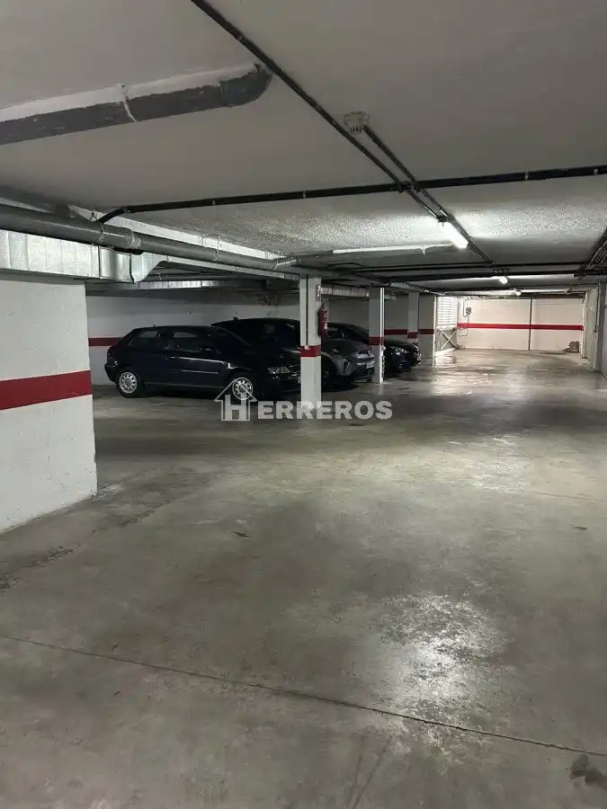 Parking de Casa adosada en venta en  Logroño con Aire acondicionado, Calefacción y Jardín privado