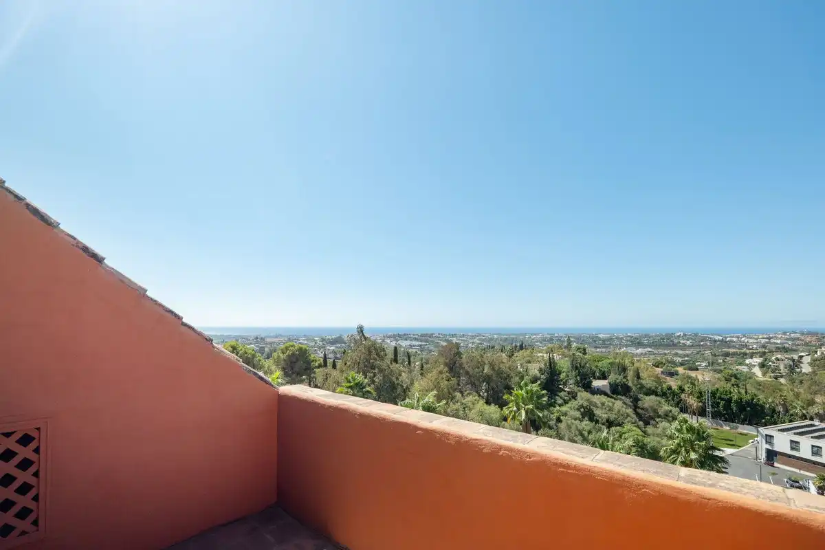Vista exterior de Ático de alquiler en Estepona con Aire acondicionado, Jardín privado y Terraza