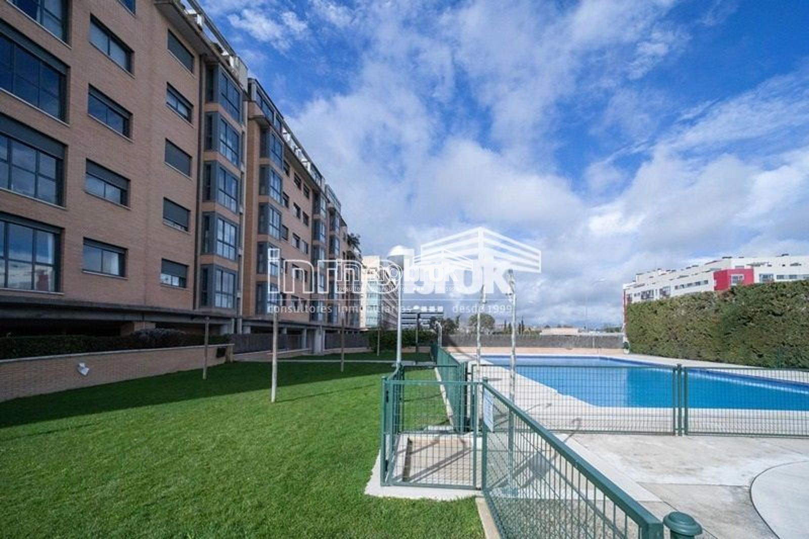 Vista exterior de Piso de alquiler en  Madrid Capital con Aire acondicionado, Trastero y Piscina