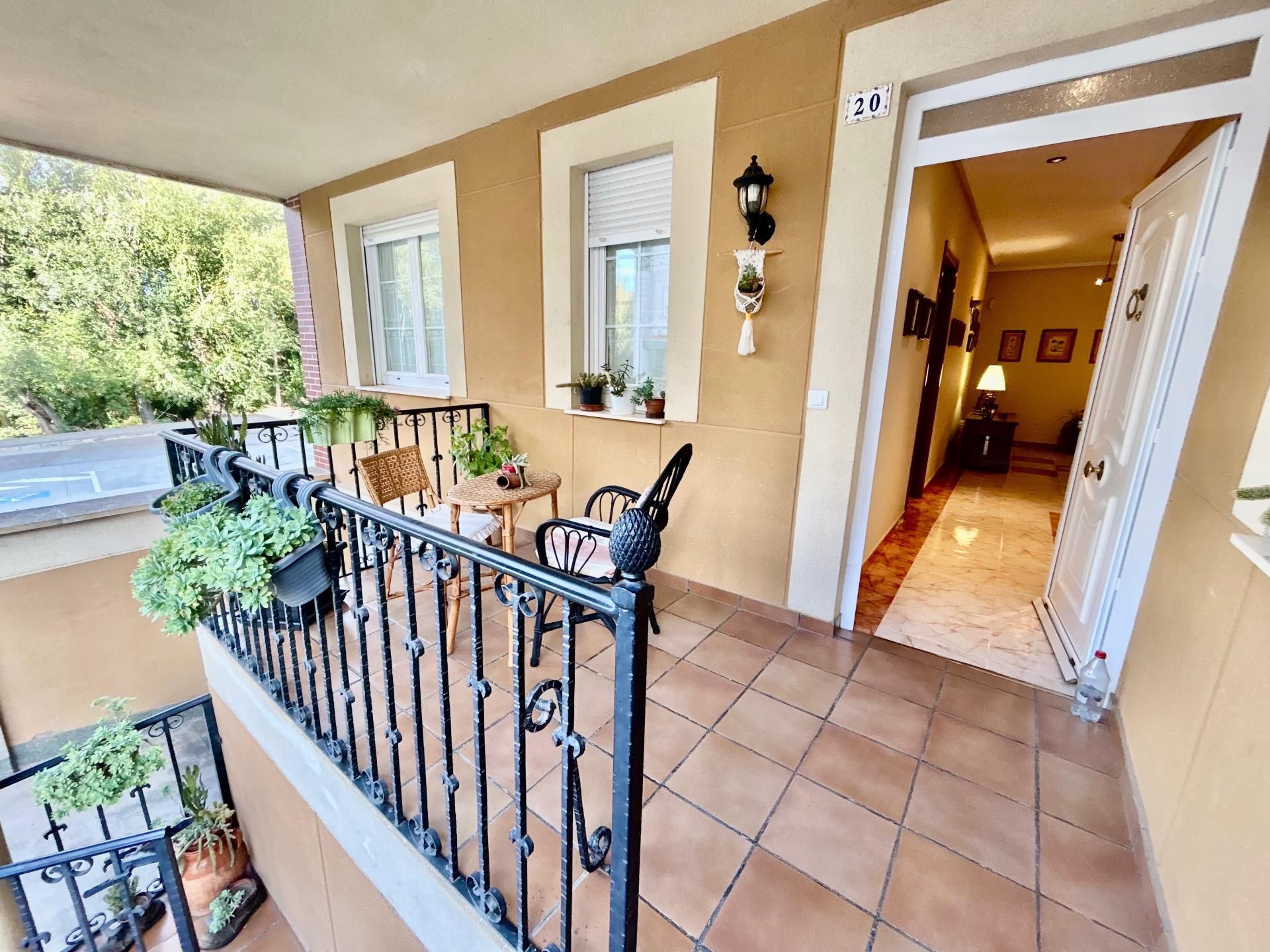 Terrassa de Casa o xalet en venda en Valencia de Don Juan amb Calefacció, Terrassa i Balcó