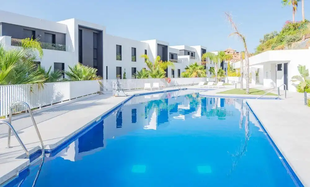 Baixos amb piscina de lloguer a Nueva Andalucía