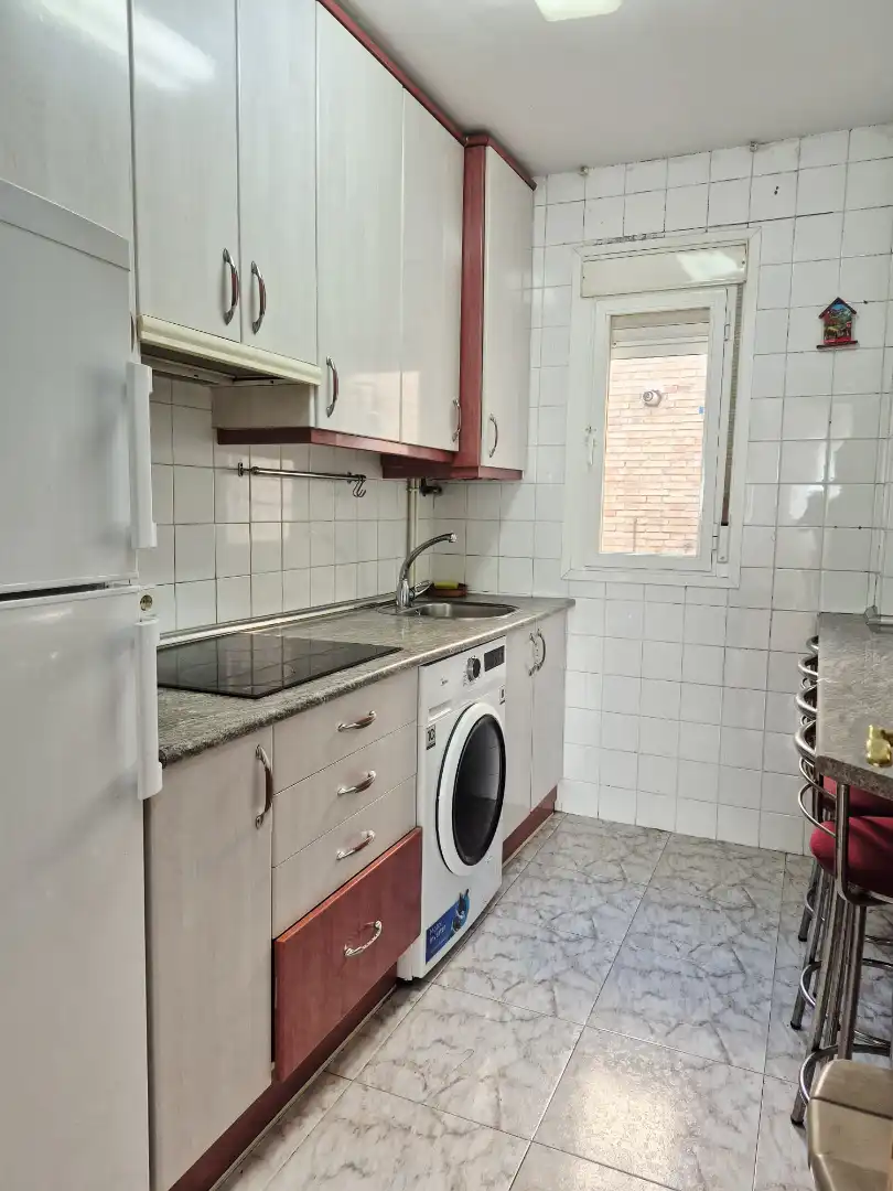 Cuina de Pis de lloguer en Madrid amb Aire condicionat, Calefacció i Moblat