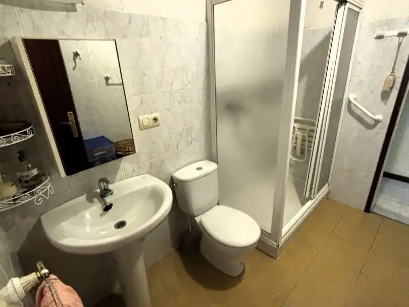 Badezimmer von Einfamilien-Reihenhaus zum Verkauf in Melide, A Coruña