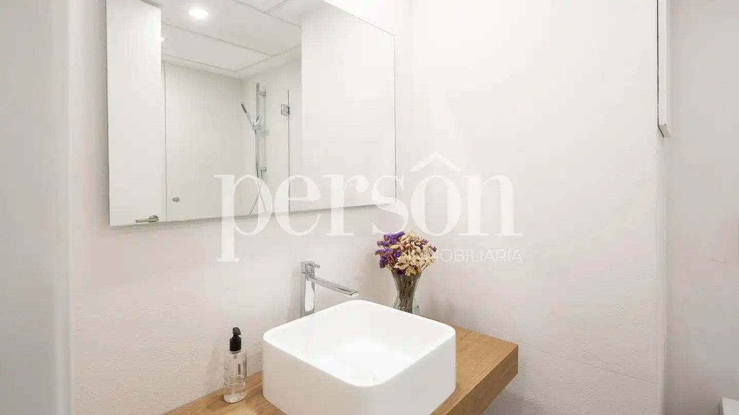 Baño de Piso de alquiler en Valencia con Aire acondicionado, Terraza y Amueblado