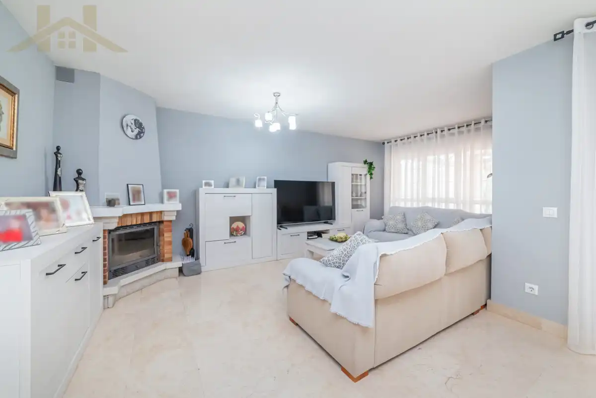 Sala d'estar de Casa adosada en venda en Parla amb Aire condicionat, Calefacció i Jardí privat