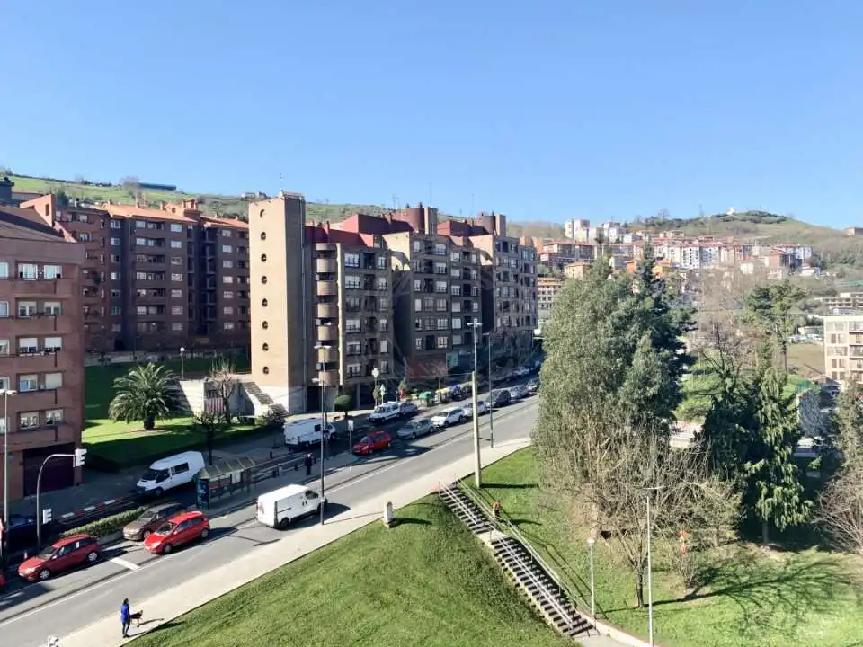 Vista exterior de Piso de alquiler en Bilbao  con Calefacción, Jardín privado y Trastero