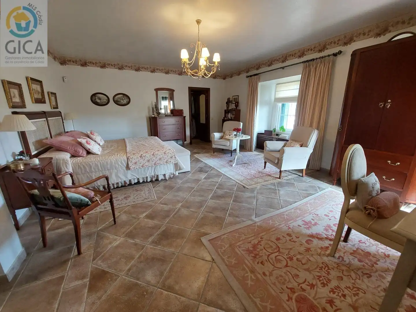 Dormitori de Casa o xalet en venda en Algeciras amb Aire condicionat, Jardí privat i Piscina