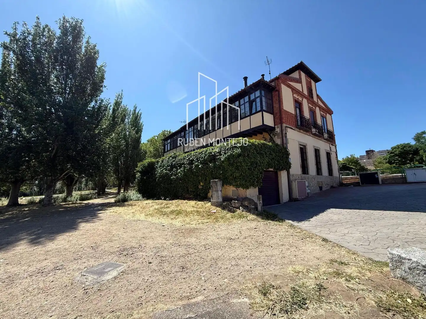 Außenansicht von Einfamilien-Reihenhaus zur Miete in Salamanca mit Heizung, Terrasse und Abstellraum