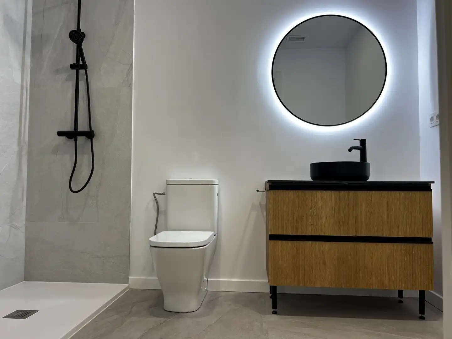 Bathroom of Ground floor for sale in Badalona  with Parquet flooring, Oven and Alarm