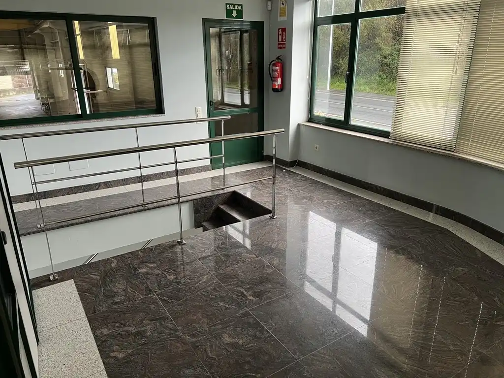 Industrial buildings for rent in Cambre 