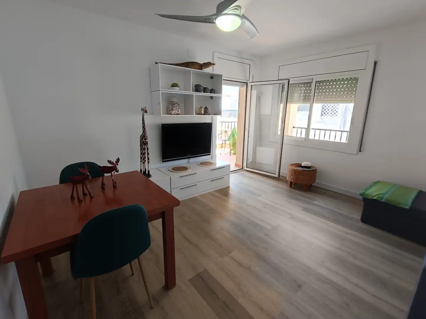 Wohnzimmer von Wohnung zur Miete in Calafell mit Parkett, Terrasse und Abstellraum