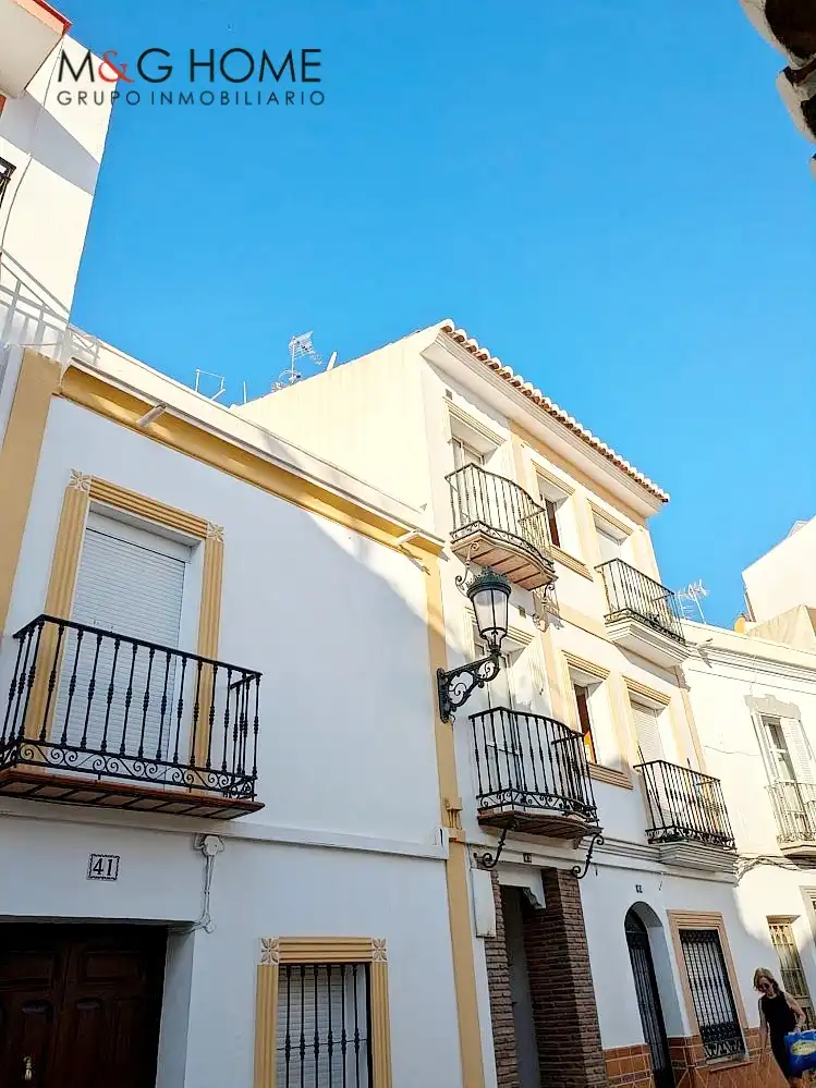Außenansicht von Maisonette zum Verkauf in Nerja mit Terrasse, Abstellraum und Möbliert
