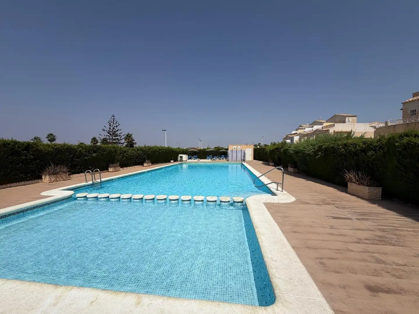 Piscina de Casa adosada en venta en Torrevieja con Jardín privado, Terraza y Amueblado