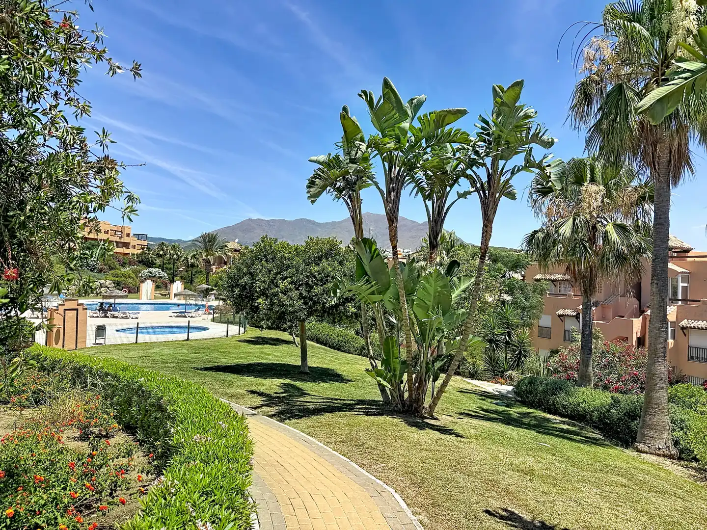 Vista exterior de Pis en venda en Estepona amb Aire condicionat, Terrassa i Traster