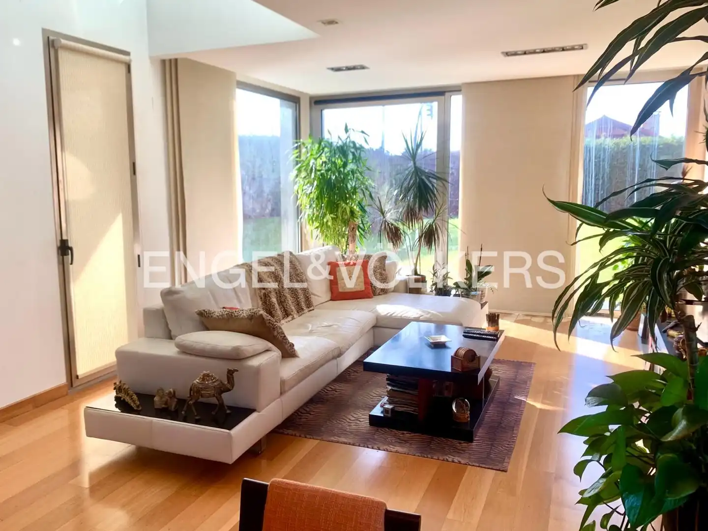Sala d'estar de Casa o xalet en venda en Santa Cruz de Bezana amb Calefacció, Jardí privat i Parquet