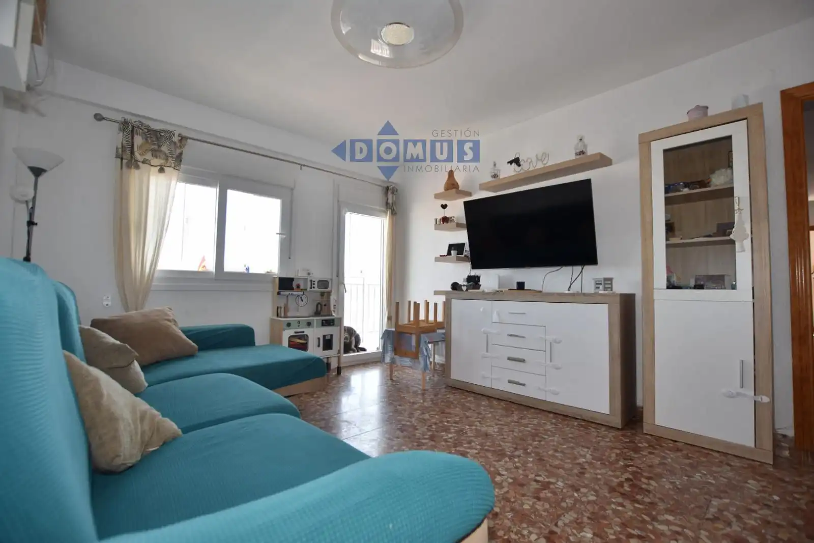 Sala d'estar de Pis en venda en Ronda amb Terrassa i Moblat