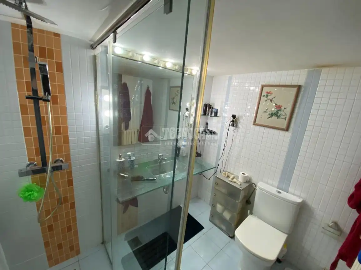 Badezimmer von Maisonette zum Verkauf in Barcelona mit Klimaanlage und Terrasse