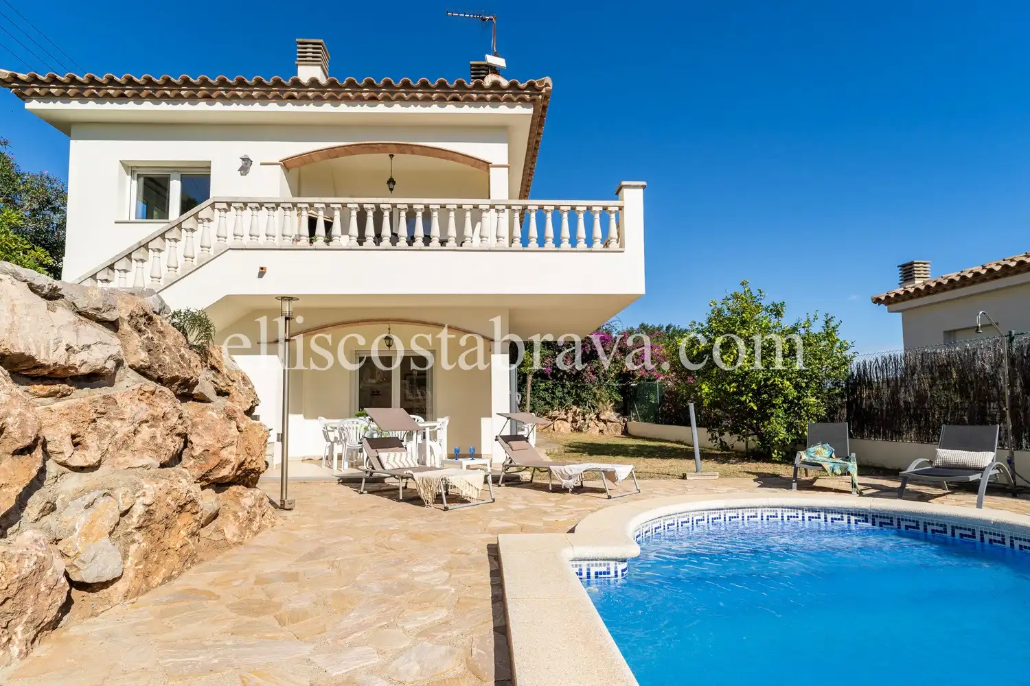 Casa con piscina en venta en Passatge Vall de Bianya