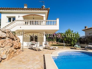 Casa amb piscina en venda a Passatge Vall de Bianya