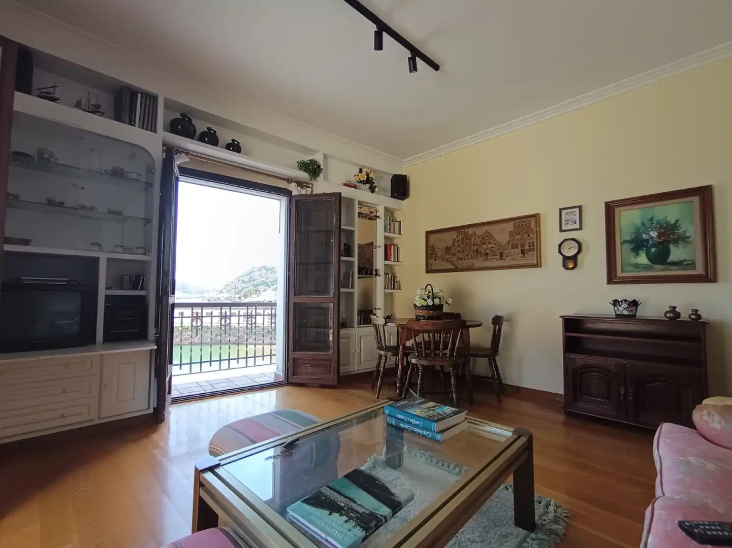 Sala d'estar de Pis de lloguer en Carreño amb Parquet i Balcó