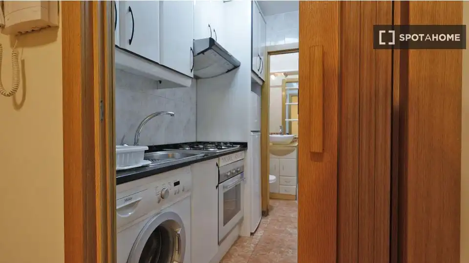 Cuina de Apartament per a compartir en Madrid amb Aire condicionat, Calefacció i Terrassa